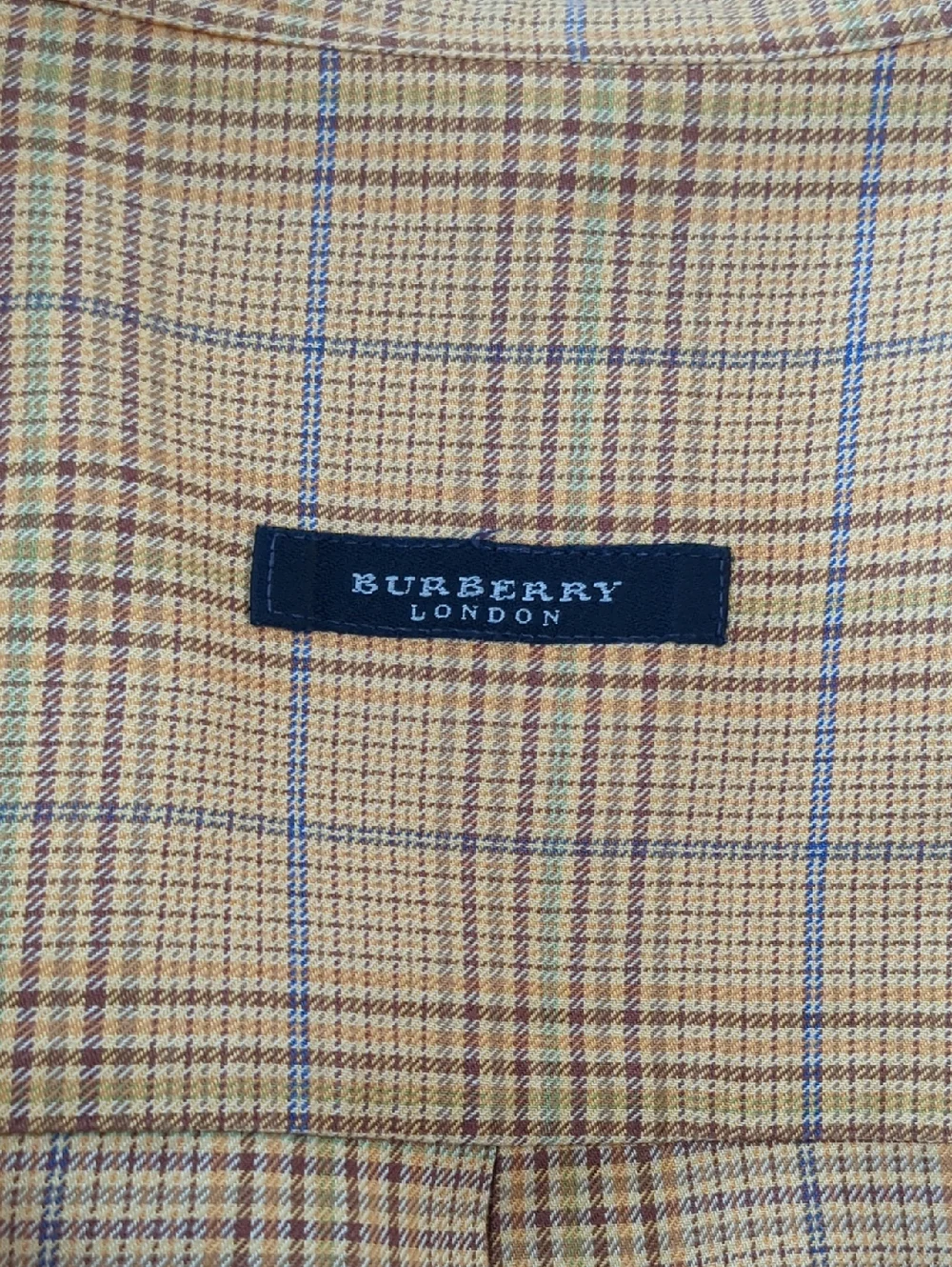 Viral Reworked Ruffled Collar Burberry - Picture 4 of 6